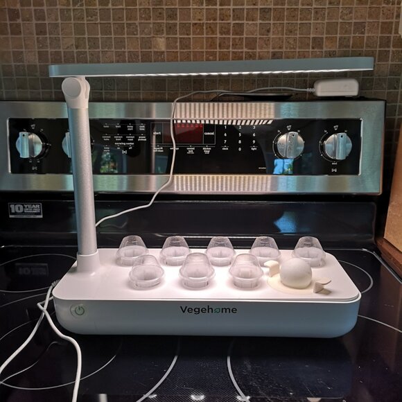 Vegehome Hydroponic Garden System - 8 pods - Picture 3 of 3